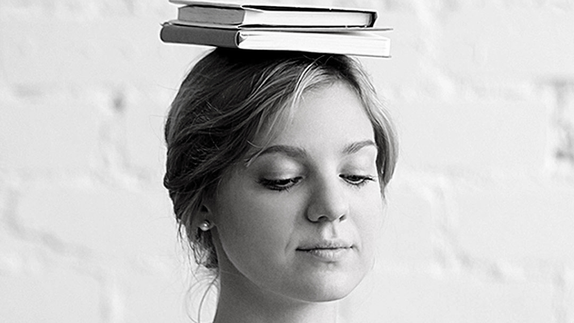 Bücher auf dem Kopf balancieren