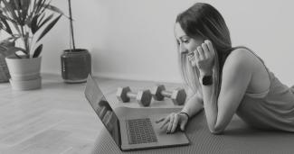 Frau beim online Fitness zuhause 