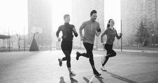 Un gruppo di tre persone che fanno felicemente jogging