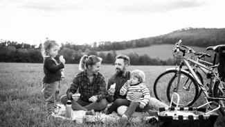 Familie beim Picknick