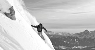 Snowboarder nella neve alta