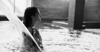 Une femme se détend dans un bain thermal